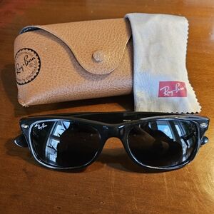 Rayban wayfarer sunglasses in Black black lens